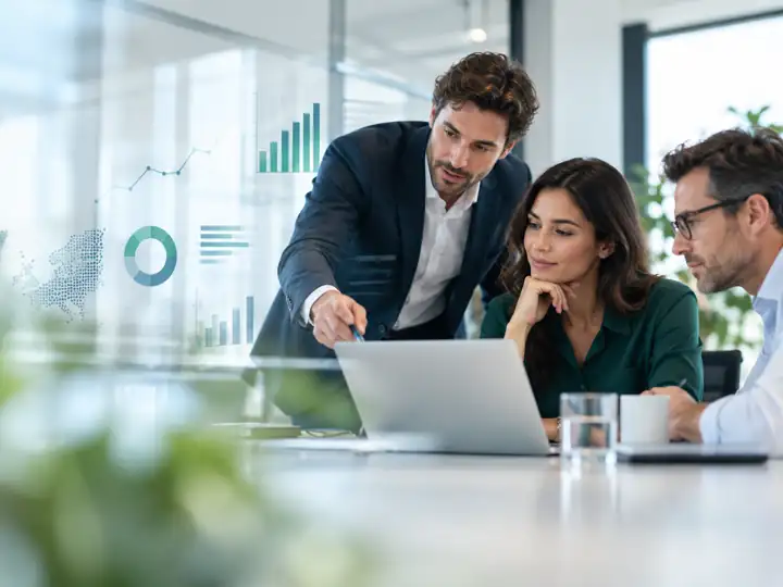 Professionals analyseren commerciële data en inzichten